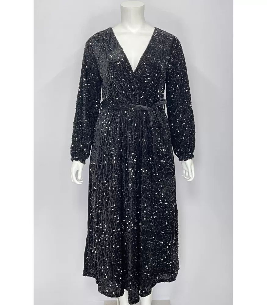 Lilie musta pitkä v-samettimekko paljeteilla ja vyöllä (plus size)