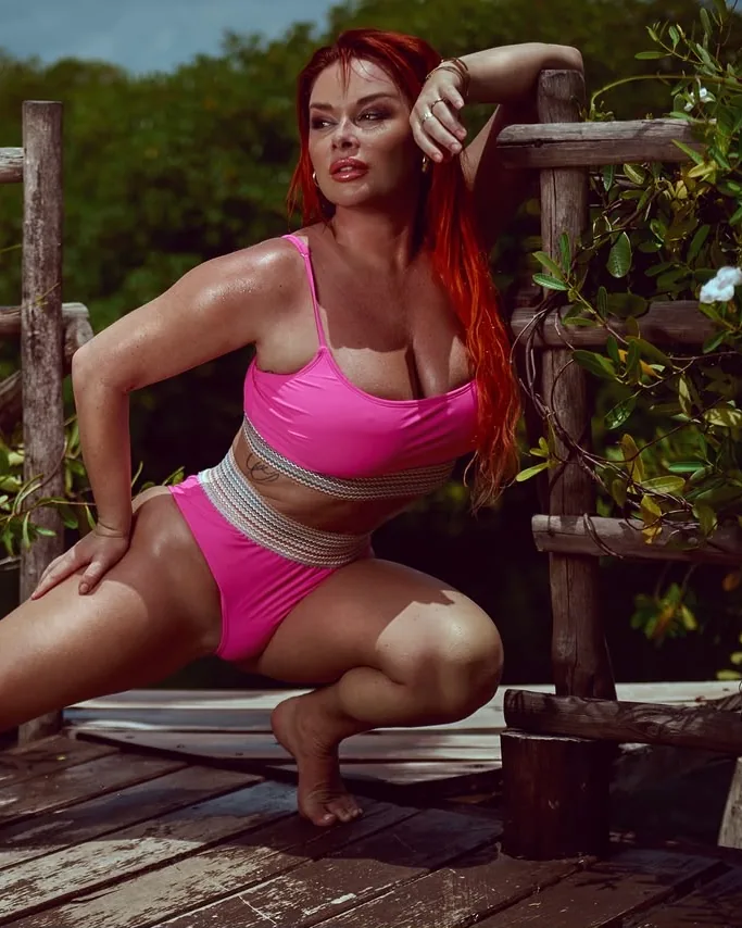 Rosa bikini med hög midja och färgglada resårband på en brygga.