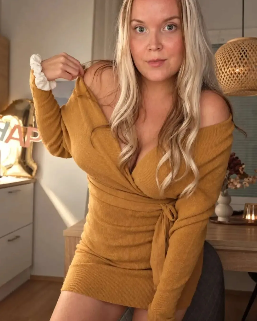 @laurakoo_lifestyle i en kamelbrun axelbar omlottstickad klänning med knytband