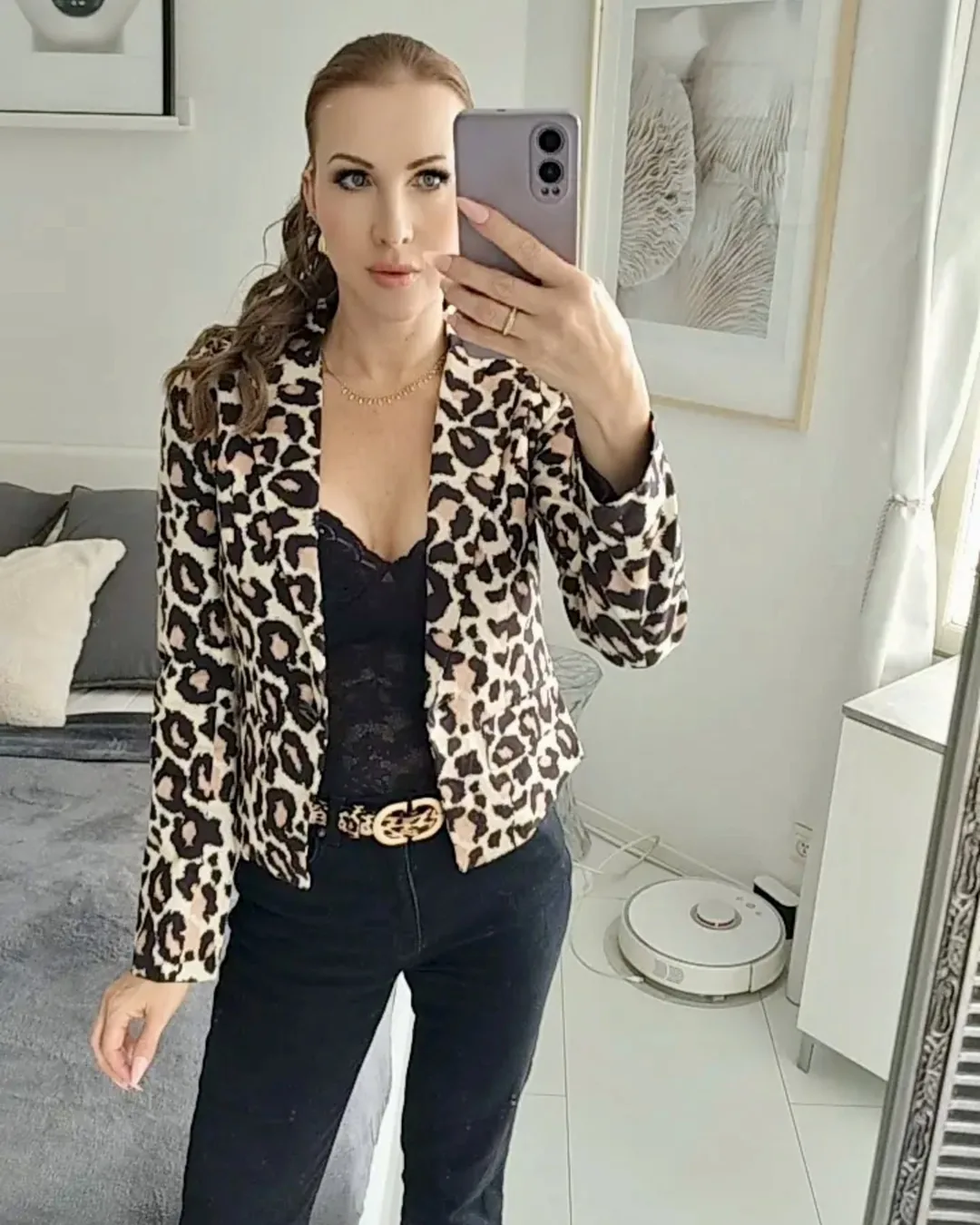 Kontorsstil: leopardmönstrad kavaj med svart topp och byxor samt färgstark mönstrad blus med volanger och vita byxor
