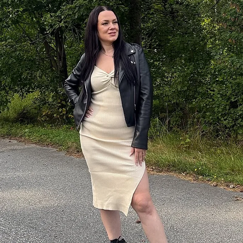 Kundens stil – beige ribbstickad klänning med knytdetalj och svart skinnjacka