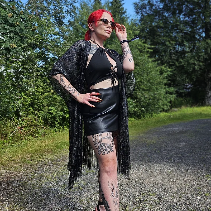 Kundens stil – glittrande svart kimono med fransar och minikjol i skinnimitation