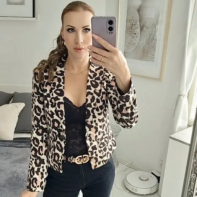 Kundens stil – leopardmönstrad blazer, svart spetstopp och mörka jeans