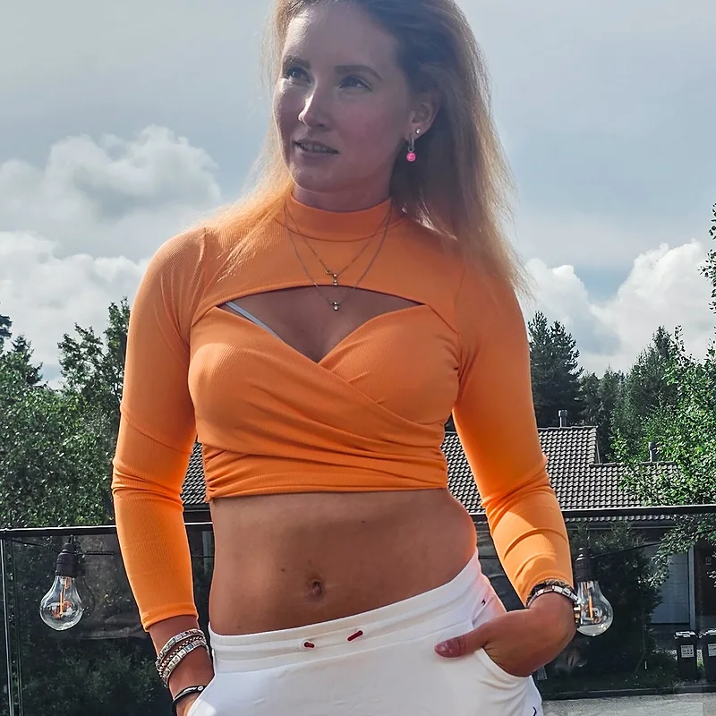Kundens stil – orange kort ribbad topp med kikhål och vit kjol
