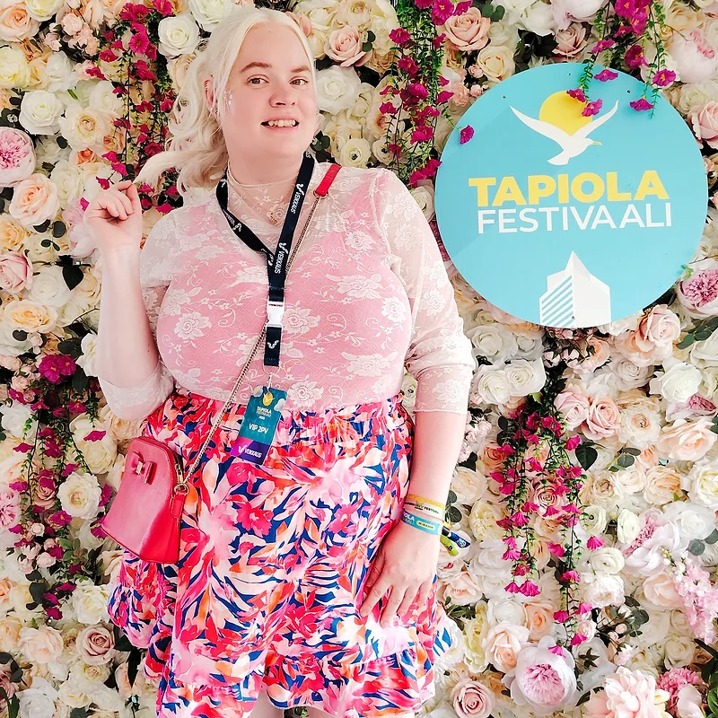Kundens stil – vit spetsblus med rosor och rosa blommönstrad shortskjol